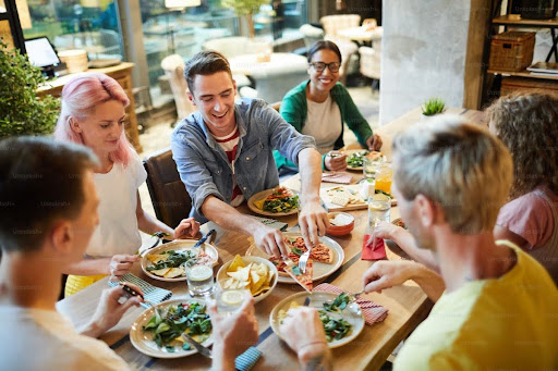 5 Tips To Successfully Host Your College Group On Lunch